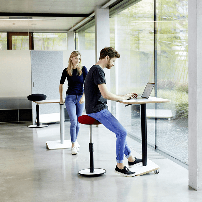 Tabouret ergonomique réglable en hauteur avec assise en tissu bleu